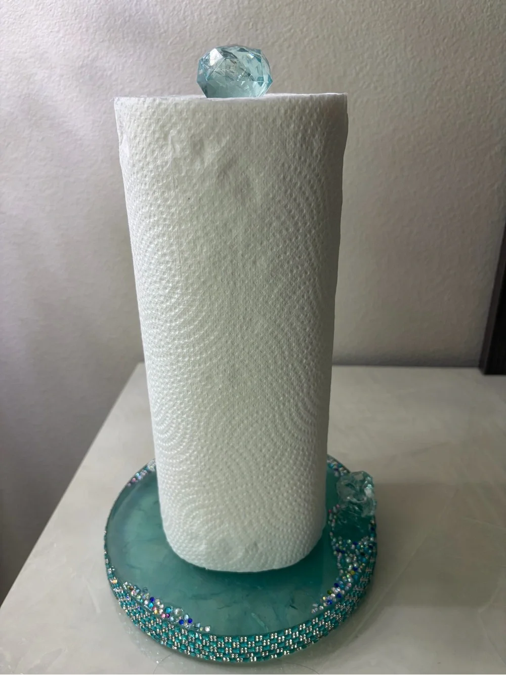 Resin paper towel holder countertop